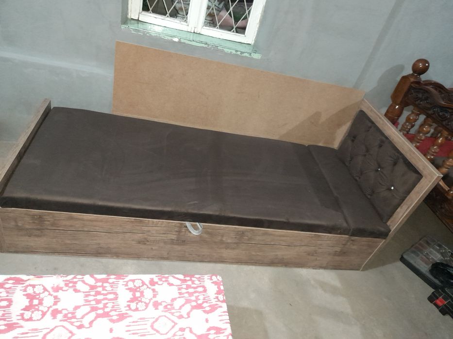 Krovat sotiladi 2 ta