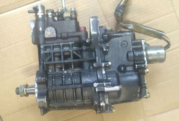 pompa de injectie buldoexcavator komatsu wb93