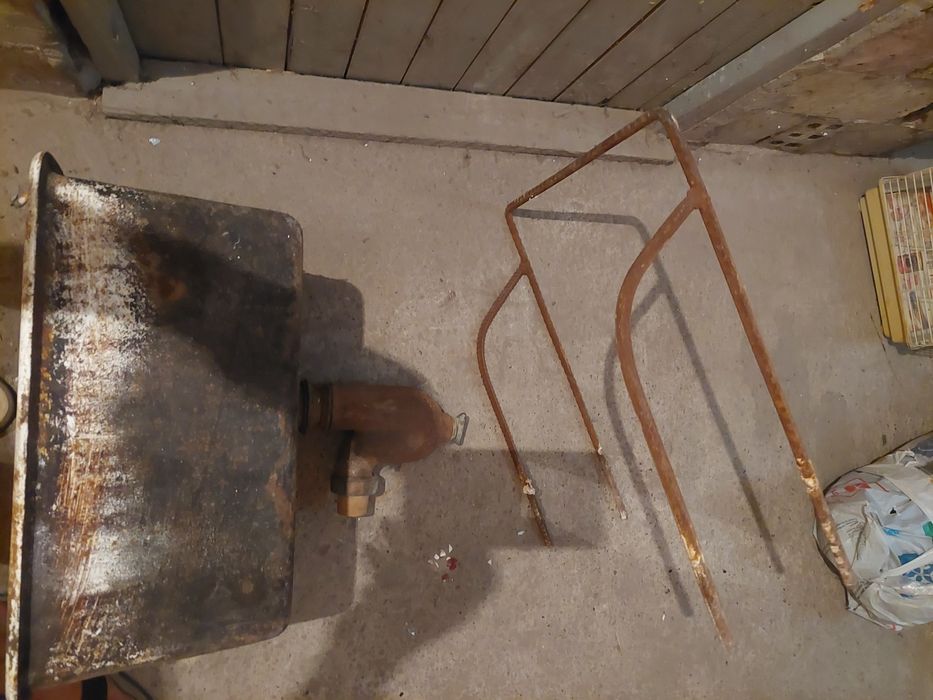 Чогунена мивка със сифон