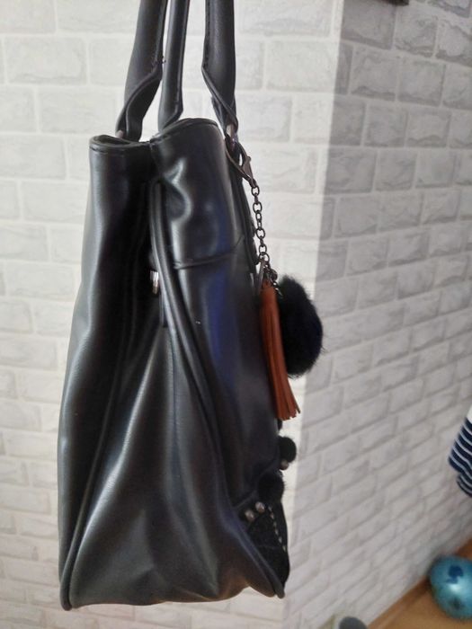 Черна дамска чанта с дълги дръжки с кафяв пискюл и черно пухено топче