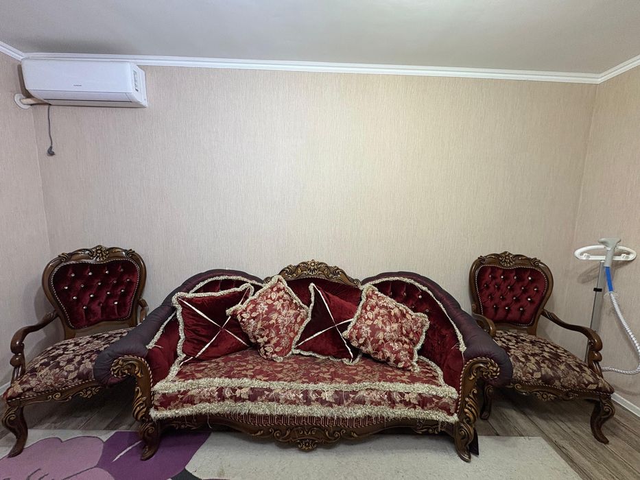 Королевский диван с двумя креслами