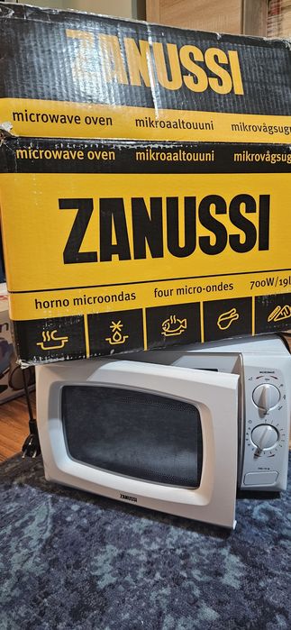 Cuptor cu microunde Zanussi 700 w aproape nou