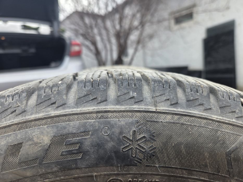 Продаю зимние шины 215/55 р17