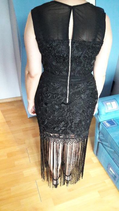 Продавам черна дантелена рокля