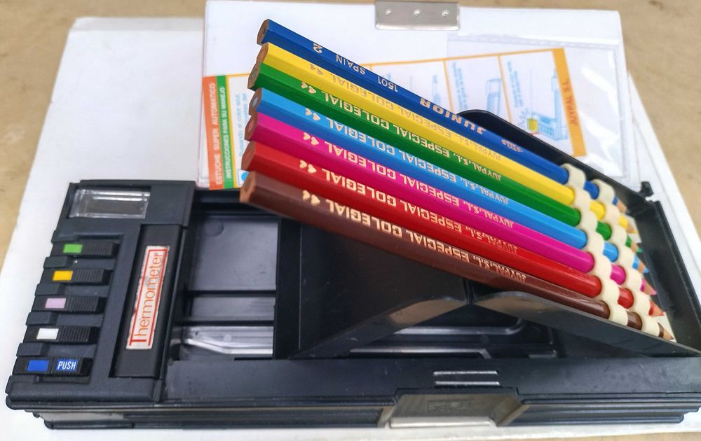 Несесер за моливи за ученици от гимназията от 60-те години на миналия век, който само много заможни семейства можеха да си позволят.