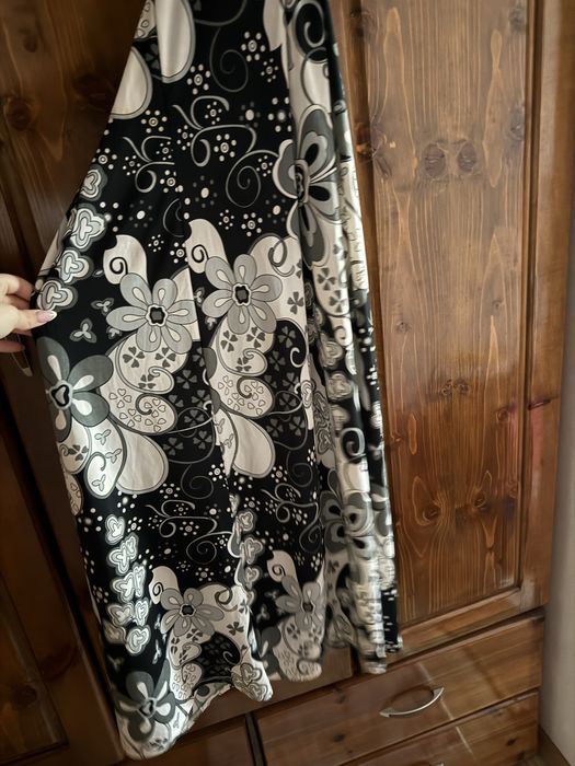 Дамска рокля с много приятна материя.