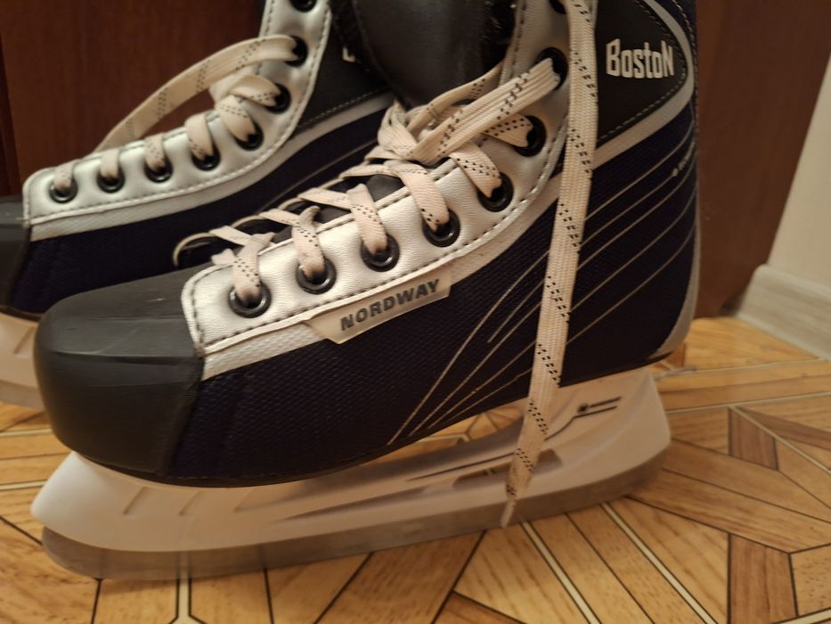 Продам коньки хоккейные