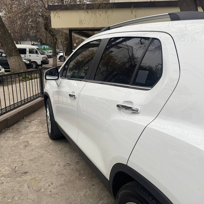 Tracker, white, premier 1