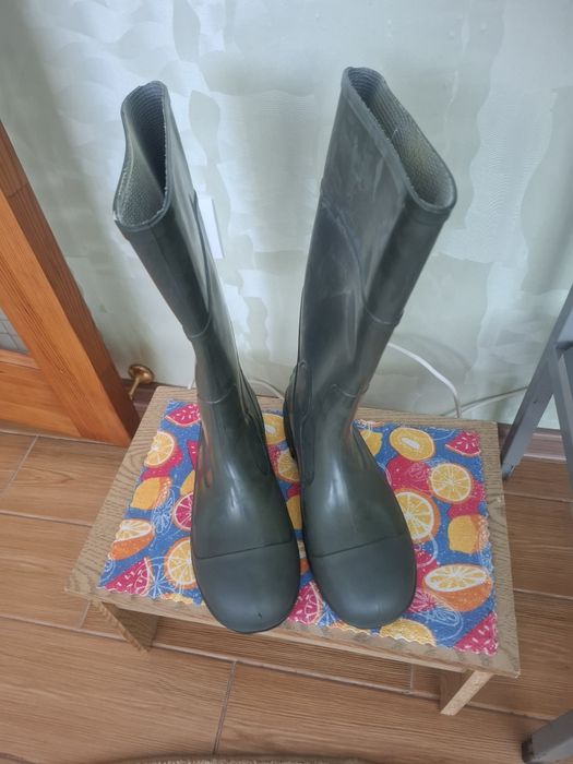 Продаются резиновые  сапоги