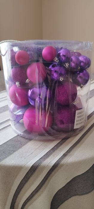 Коледни играчки за елха.