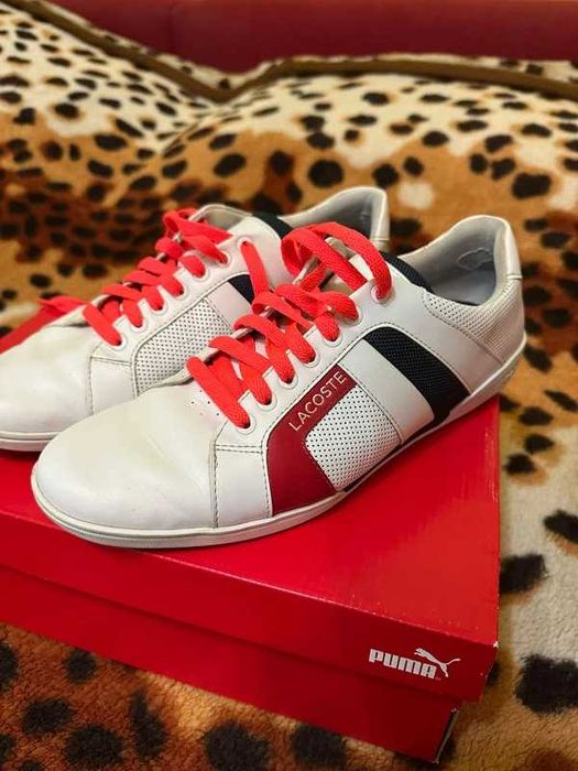 Pantofi Lacoste.