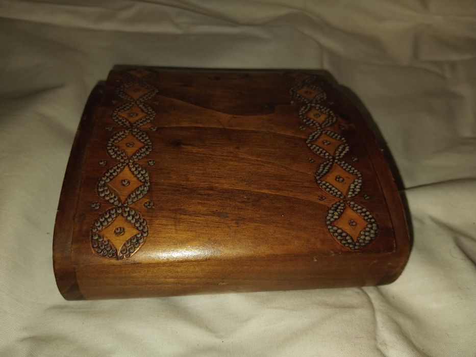 Продавам дървена табакера за цигари