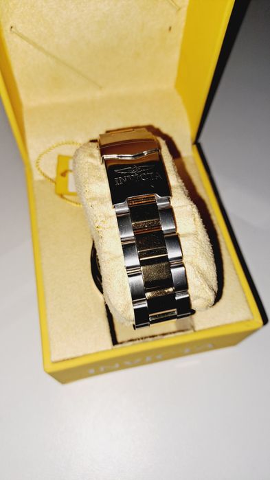 Швейцарские часы Invicta.