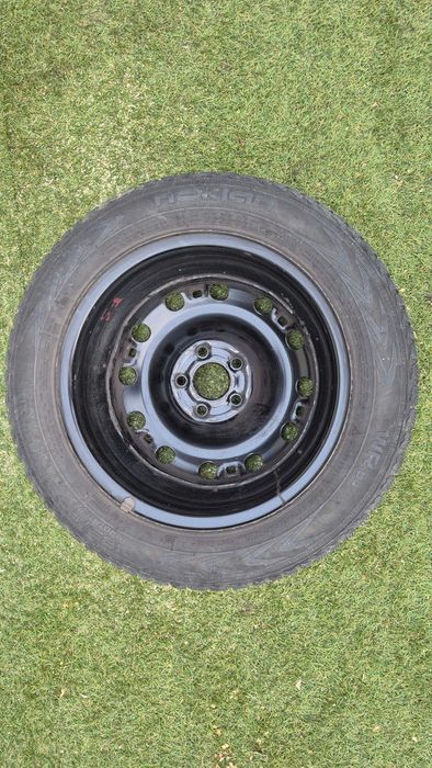 Vând set roți complete iarnă 15” – jante oțel + anvelope Nokian WR D4 + capace Skoda