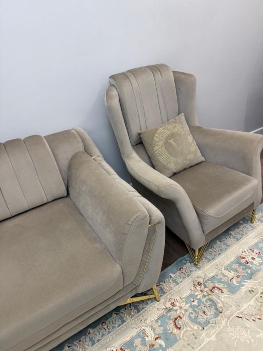 Стильный диван с двумя креслами
