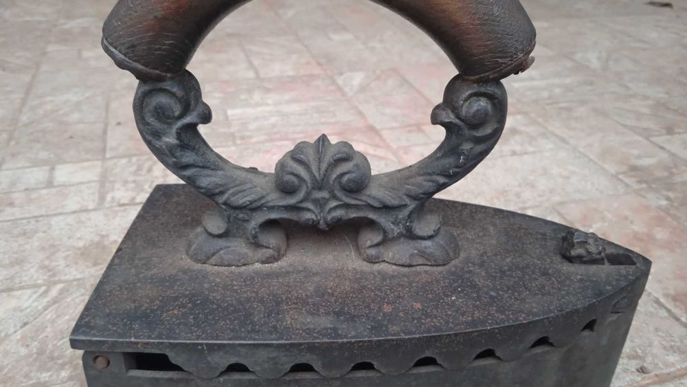 Стара ютия на въглища