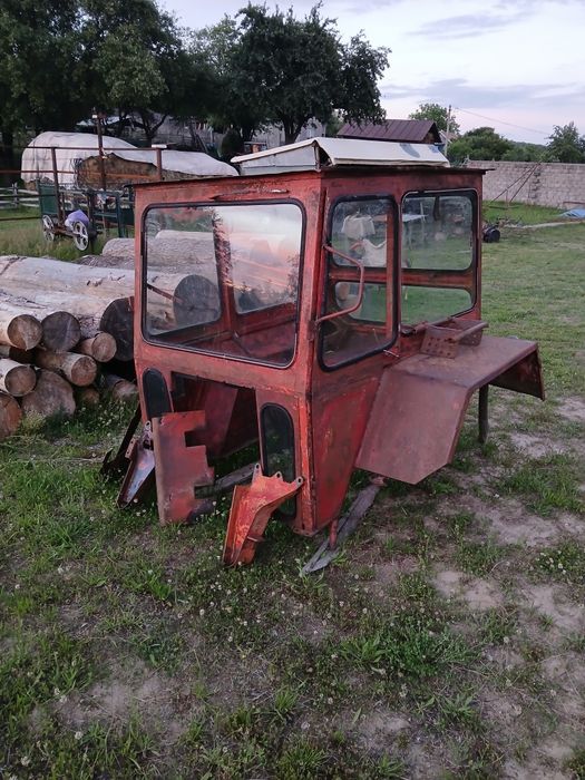 De vânzare cabina tractor ,axa fata 650 ,aripii ,sapa cu cilindri ,si caseta de direcție!
