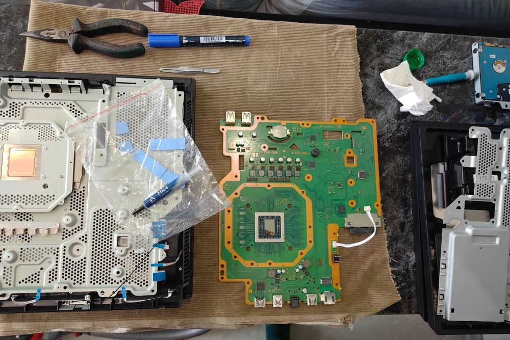 Playstation 4 pro неразличим от нов! CUH-7216b последна ревизия.