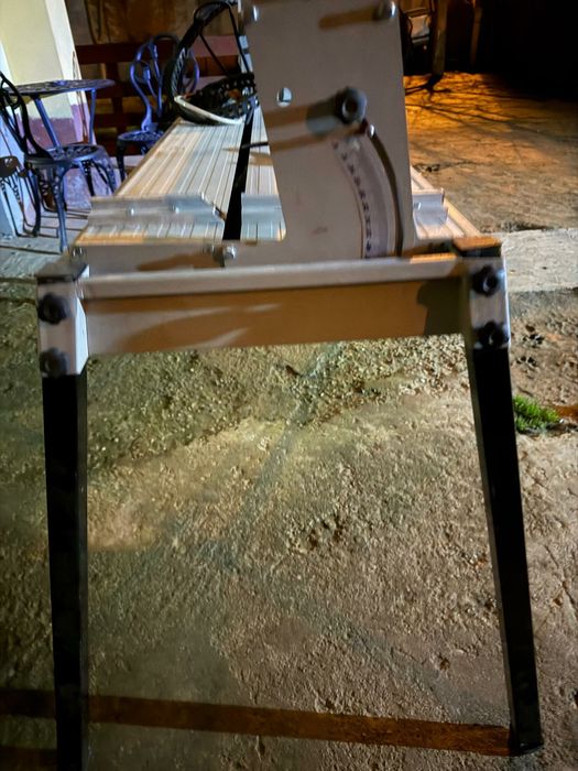 Taietor de faianta cu apa