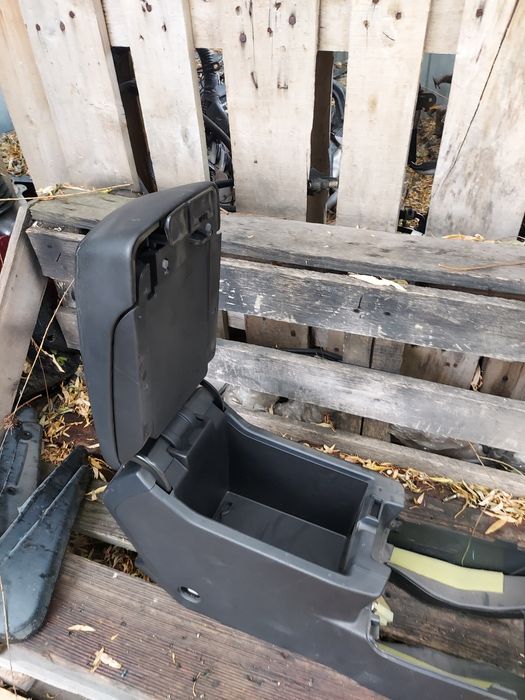 Подлокотник на Subaru Outback  BR  .