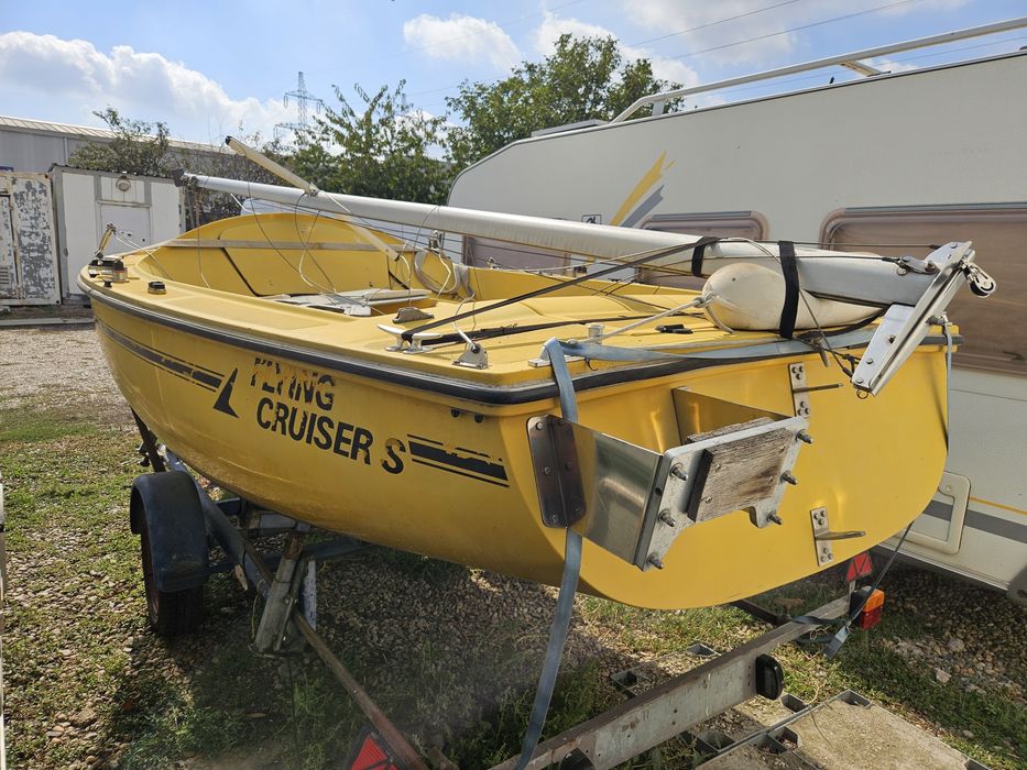 Vând barca velier mic