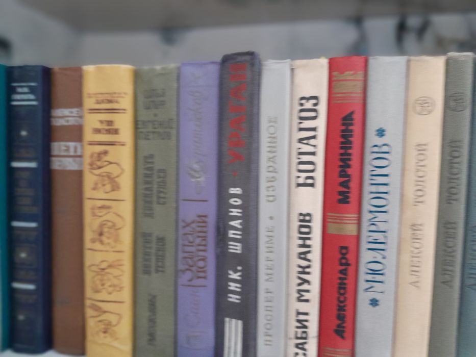 Продам книги недорого.