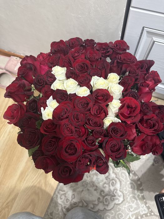Цветы в корзине с буквой М, 60+ шт