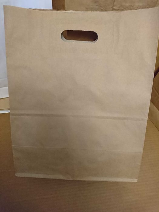 Sacose-pungi hartie cu maner decupat 14x7x21 cm.