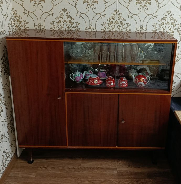 Импортный Сервант, красное дерево