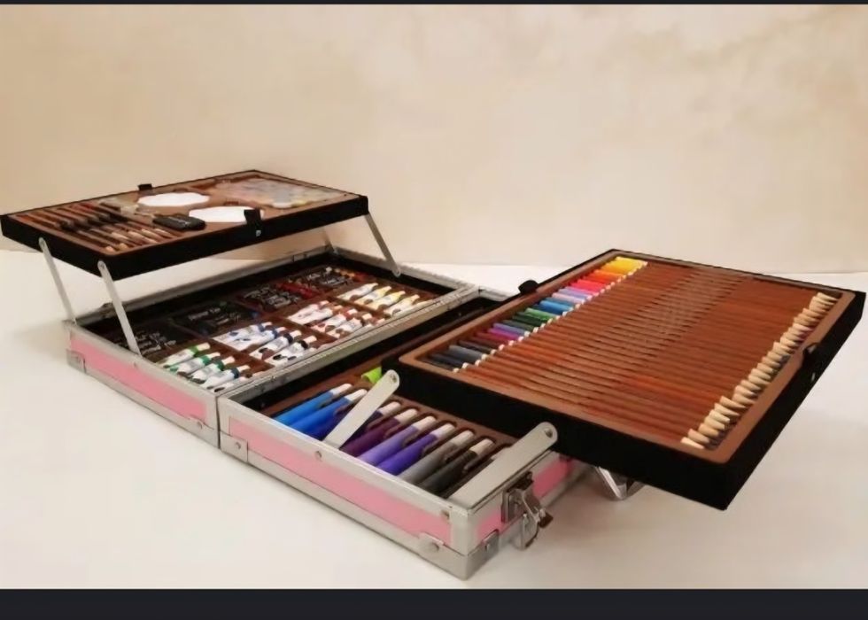 Nabor dlya risovaniaya . Boyoq nabor