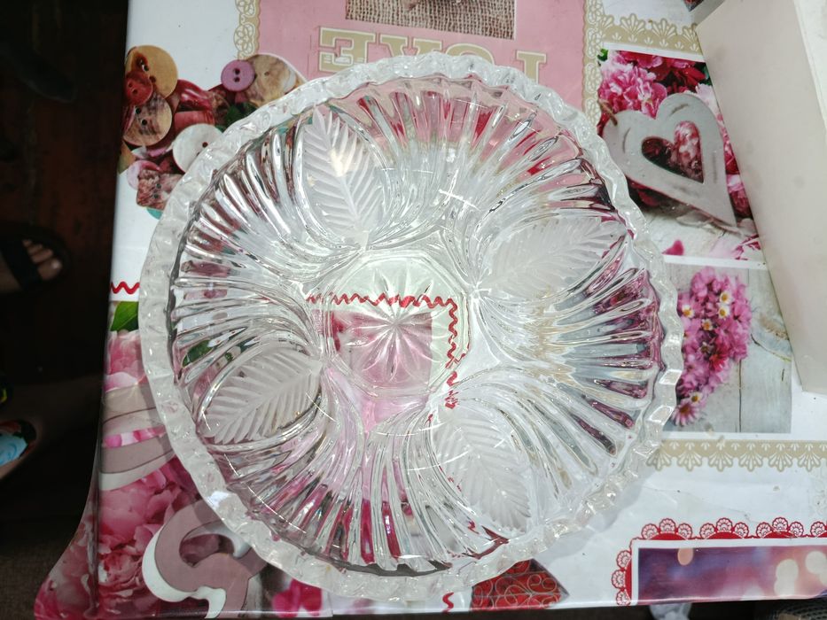 Продается  конфетницы и салатница.производство  СССР