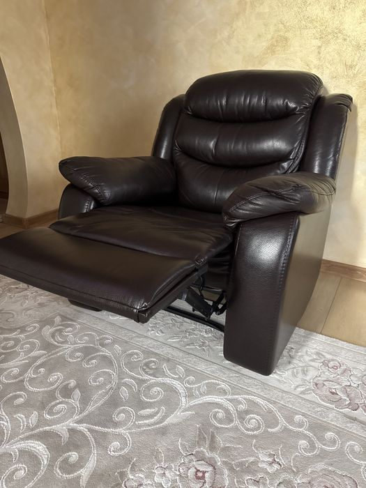 Canapea plus 2 fotolii uzate in stare buna