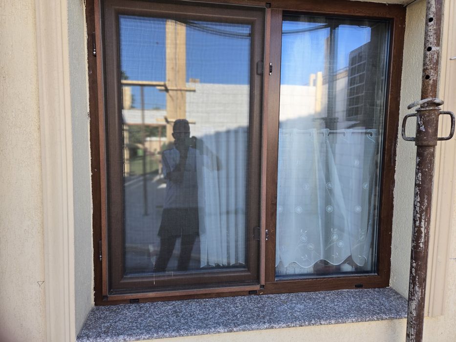 Vând fereastră si ușă intrare