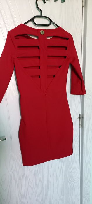 Къса червена рокля