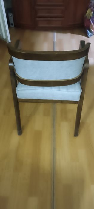 Продаются стулья.