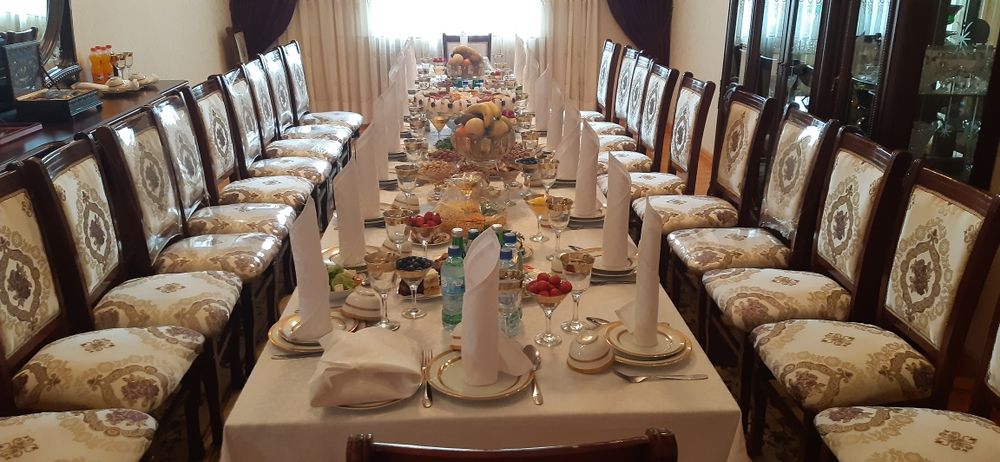 Prokat [arenda] stol-stul va posudalar