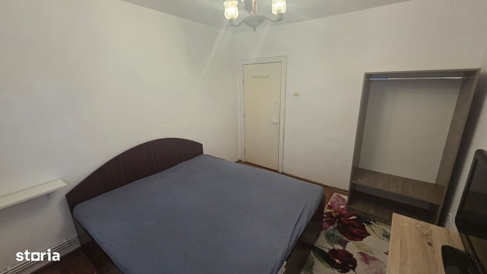 Apartament 3 camere, balcon, etaj 4, Târgoviște