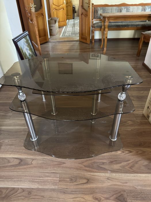 Стеклянный стол