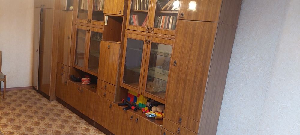 Диван и 2 кресла, зеркало и стенку