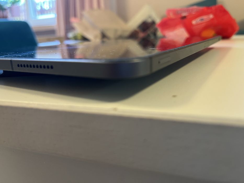 Продавам заменям ipd 12.9 m1 wifi + cell 256 GB