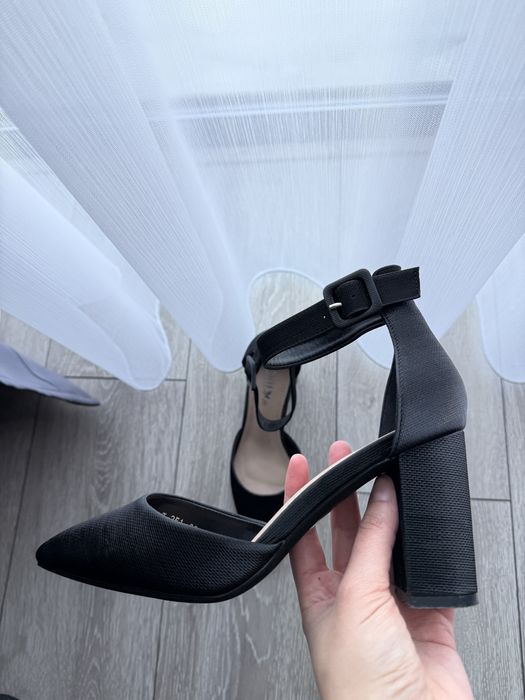 Pantofi cu toc cu catarama, negru