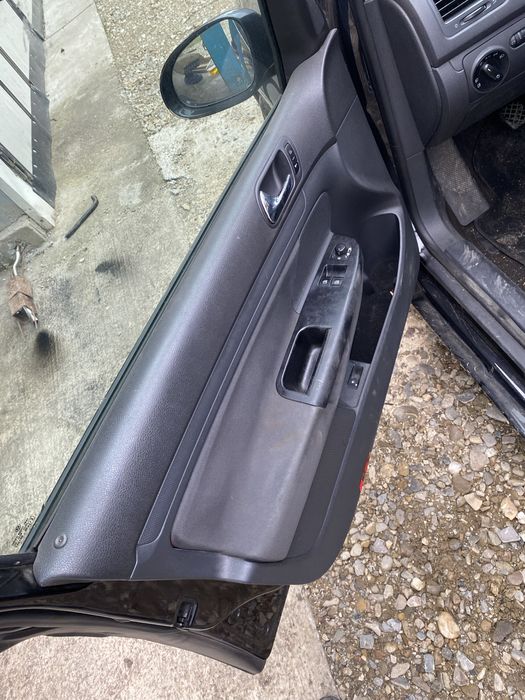 Vand Volkswagen golf 5 sau dezmembrez