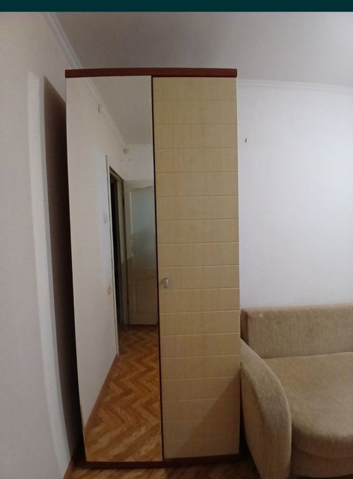 Шкаф с зеркалом продам недорого