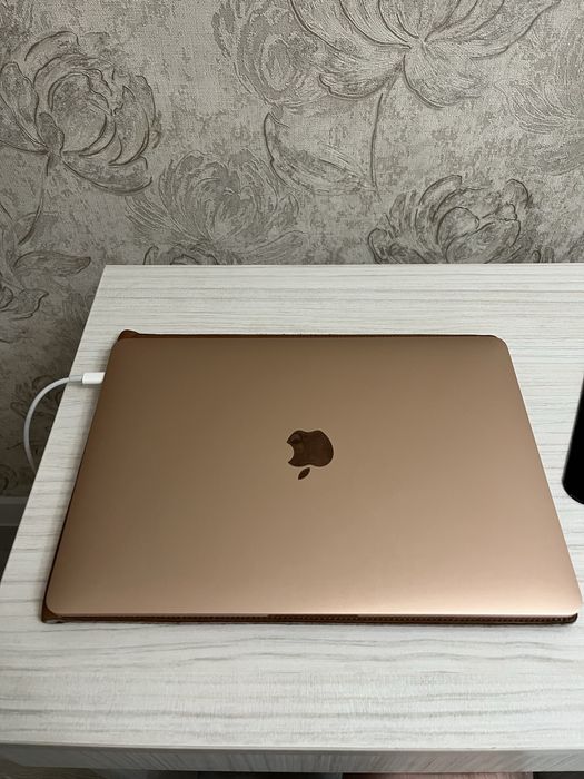 Продам срочно Macbook m1
