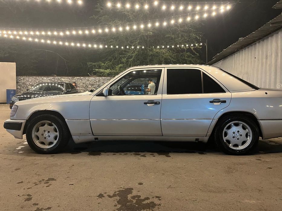 W124 Mercedes-Benz E200