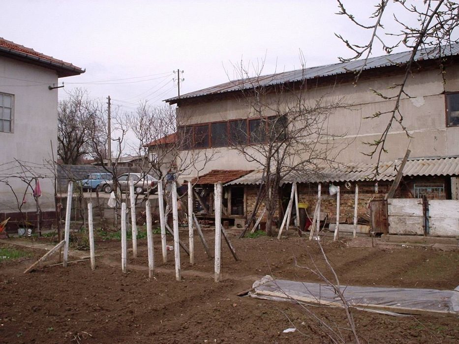 Къща двуетажна с двор