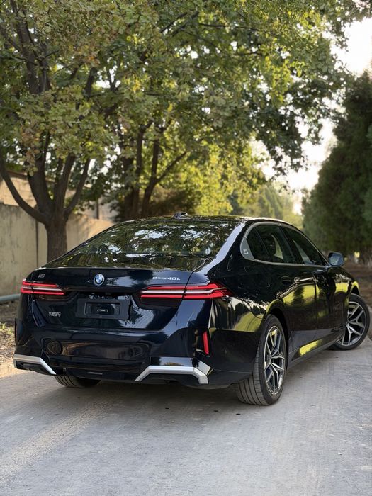 BMW i5 eDrive40 L, 2025 г. — пробег 8000 км