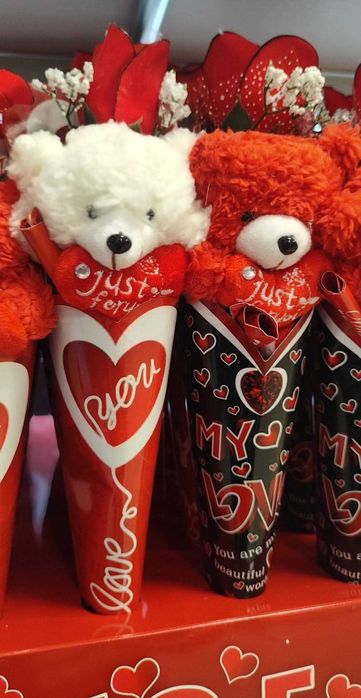 Мече плюш с рози букет за подарък 35см