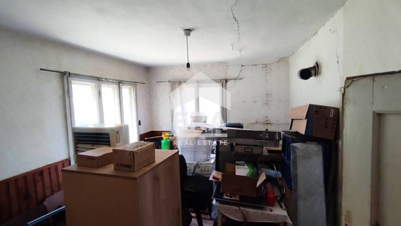 Къща с голям двор в село Овчарци