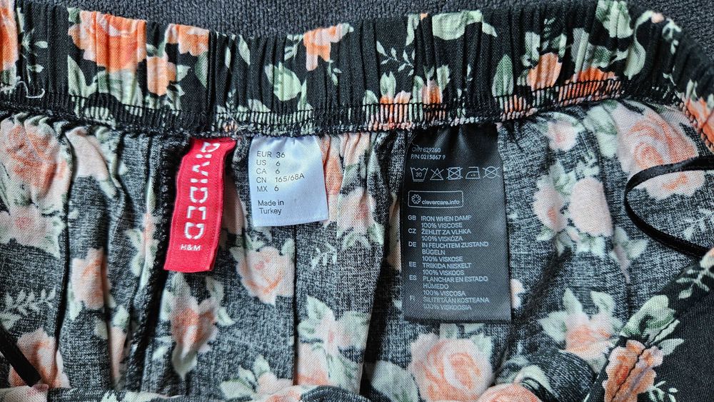 Къса пола H&M Divided на рози, размер 36